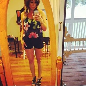 Cropped floral shirt🌸🌺🌷